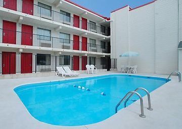 Days Inn & Suites By Wyndham Indianapolis Airport East Exterior photo
